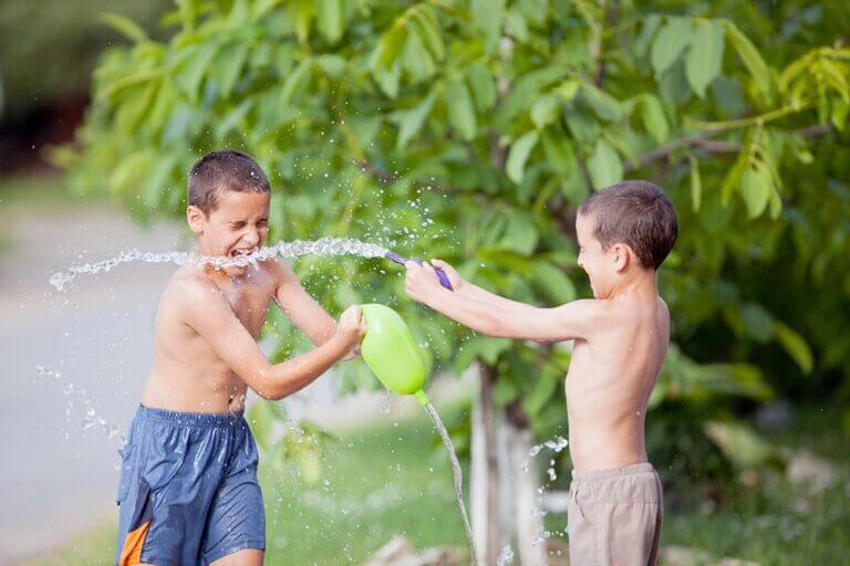 Evento "Ferragosto Bagnato" ai Bagni Ninin con giochi d'acqua e battaglia di gavettoni.